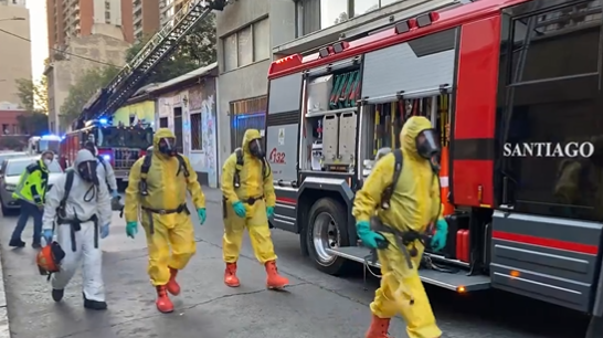 Personal de bomberos desalojó cuatro pisos del edificio por la alta toxicidad del cianuro. (Twitter @_felipecofre)