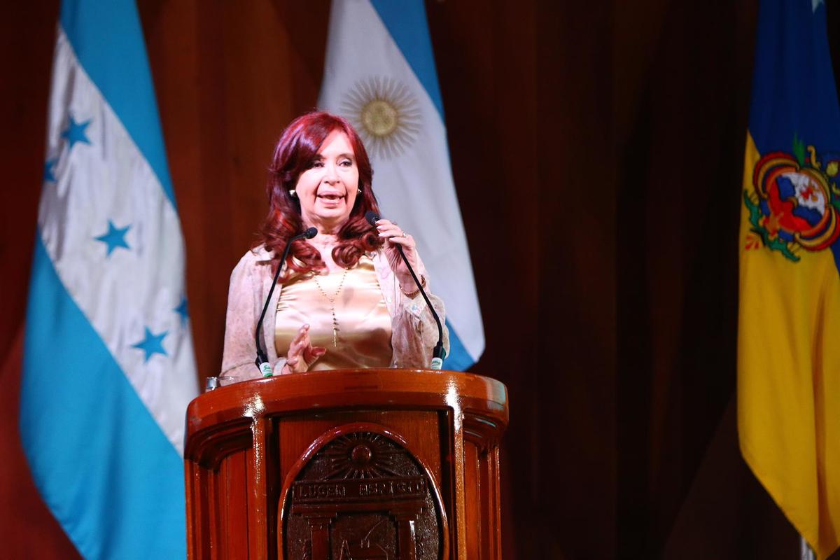 La vicepresidenta de Argentina, Cristina Fernández de Kirchner participa en el conversatorio previo a la investidura de Xiomara Castro. (EFE)