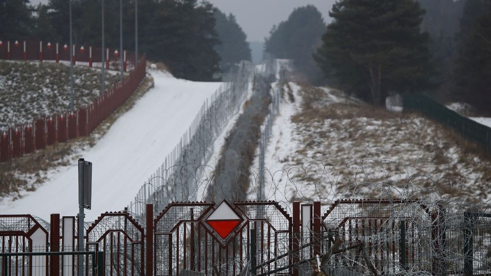 Para afrontar la crisis migratoria, Polonia empezó la construcción de un muro con un costo de 394 millones de dólares. (Reuters)