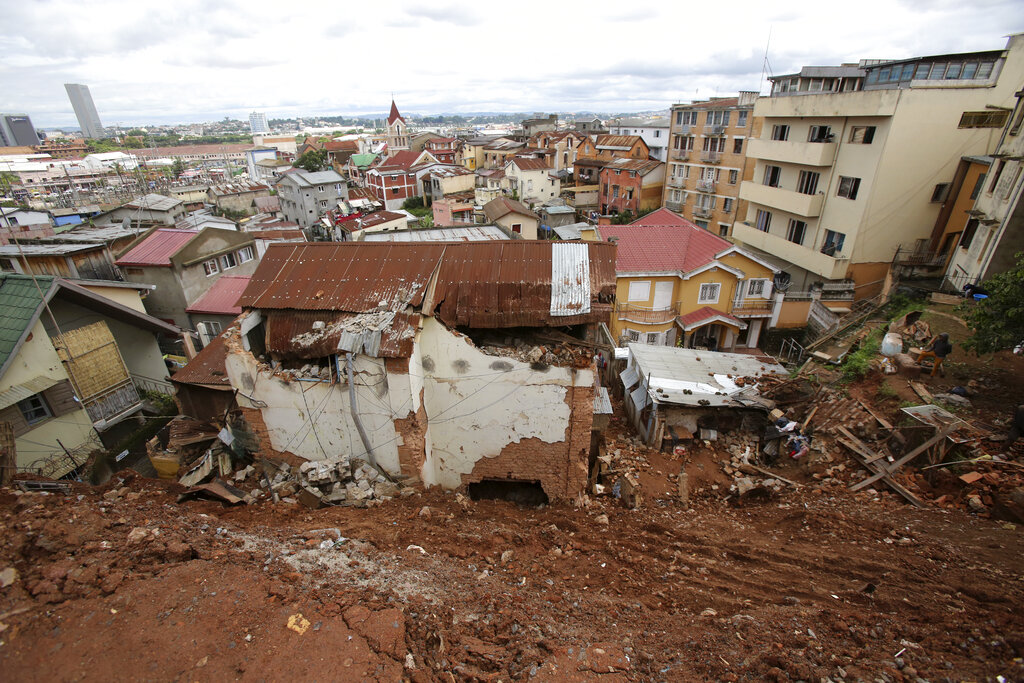 Decenas de miles de casas resultaron dañadas, algunas se hundieron bajo el peso del agua. (AP)