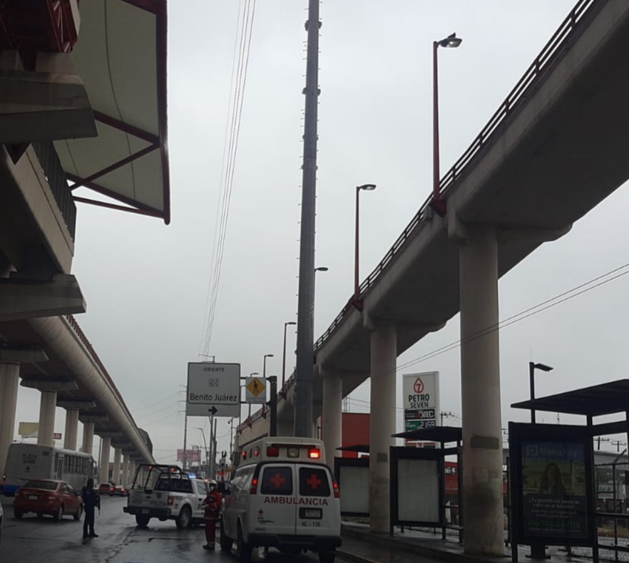 Hombre muere tras lanzarse del Metro en San Nicolás. Foto: Especial.