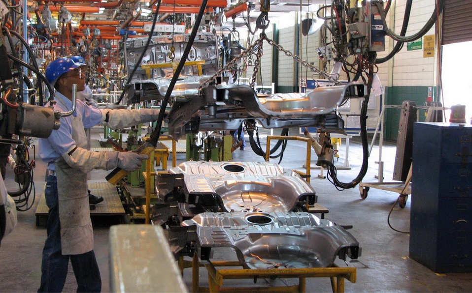 Personal ocupado en manufactureras hila cuatro meses a la baja