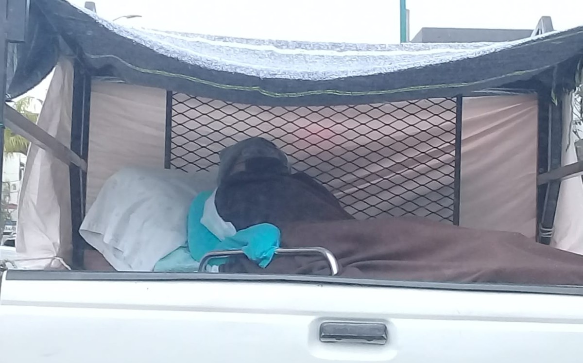Joven era trasladada en caja de camioneta para recibir hemodiálisis; empresa ofrece su apoyo