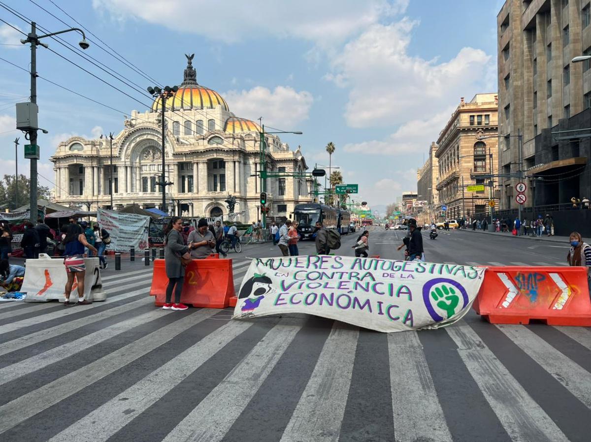 Las mujeres exigen seguridad mientras realizan su actividad comercial en CdMx. (Ramón Ramírez)