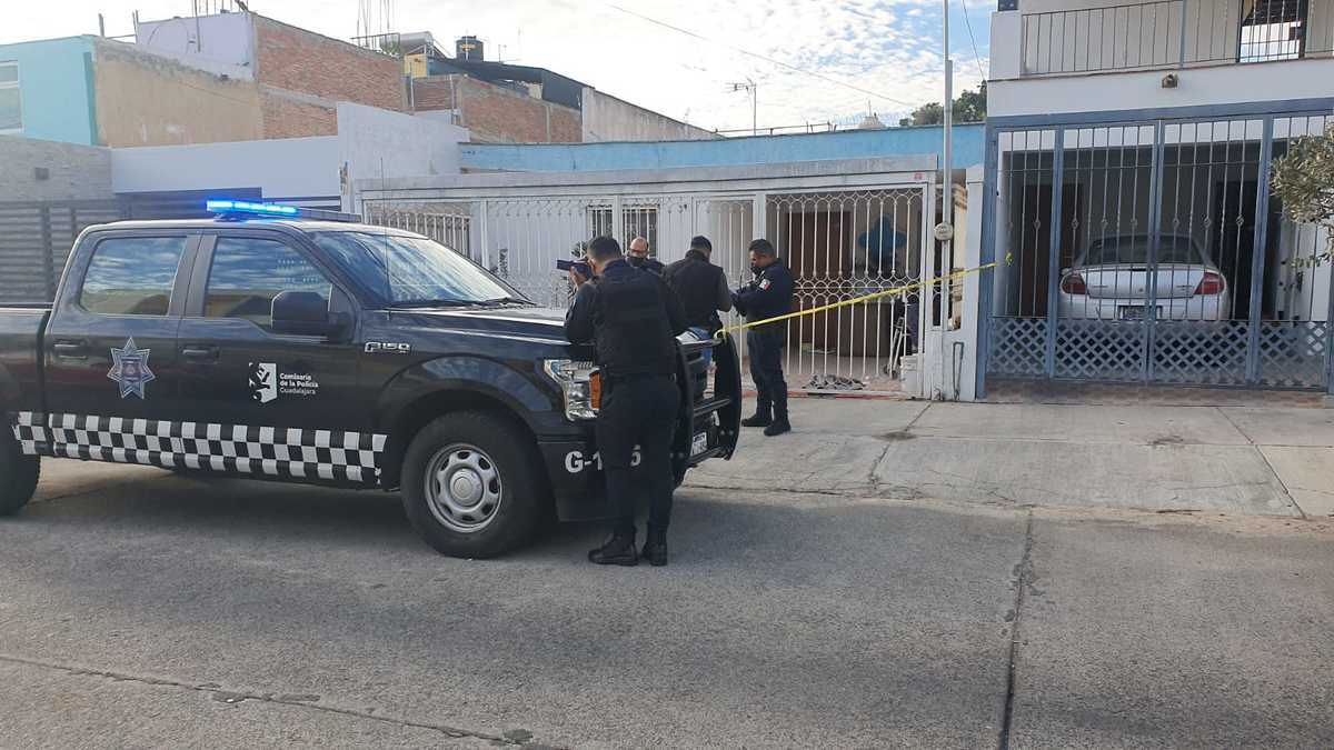 Policias acuden a casa donde atacaron a mujer en Guadalajara (Juan Carlos Munguía)