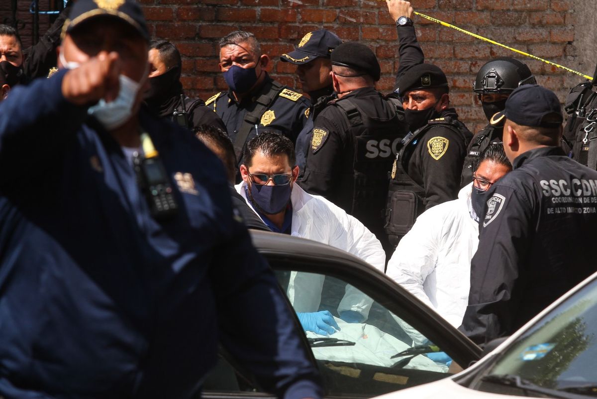 Policías en Unidad Habitacional La Rosario. (Cuartoscuro)
