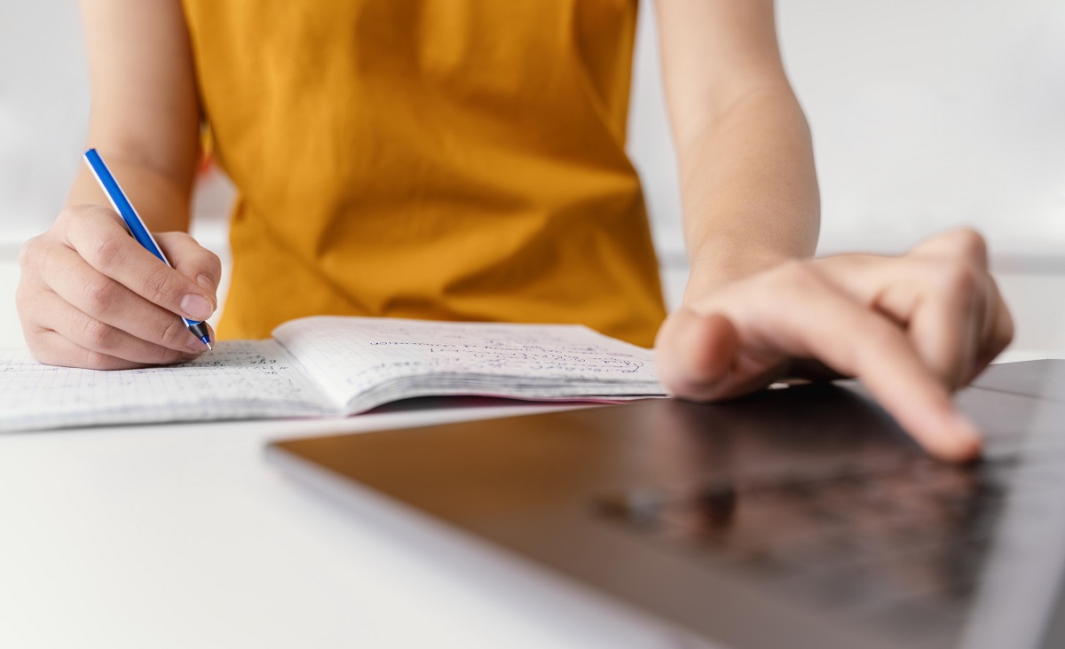 Algunas universidades siguen con la modalidad en línea, con el fin de evitar la propagación de covid-19. (freepik.es)