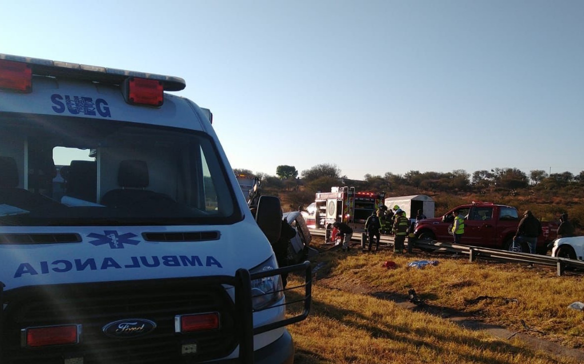El accidente ocurrió sobre la carretera León-Aguascalientes, cuando los pasajeros de la camioneta se dirigían a San Juan de los Lagos.