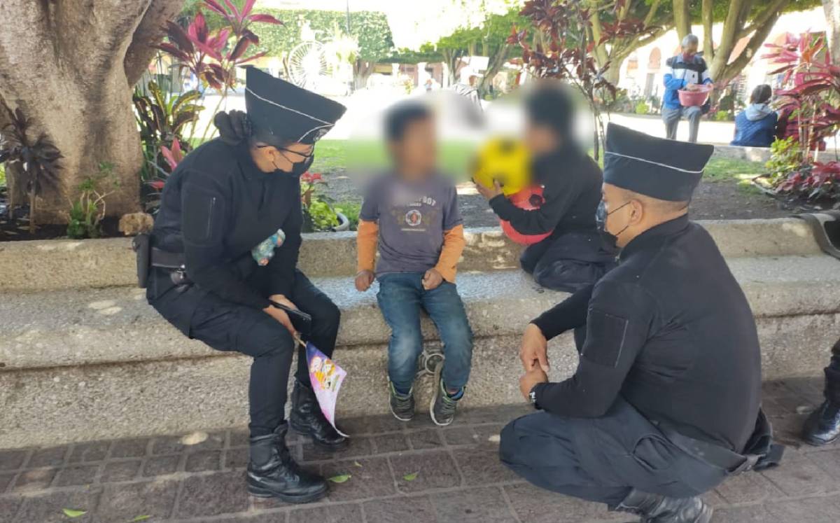 Al acercarse a ellos, los pequeños señalaron que se encontraban solos.