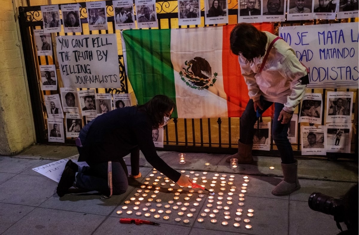 Periodistas se reúnen en el Consulado de México en San Diego para vigilia de colegas. (BowlersDesk Twitter)