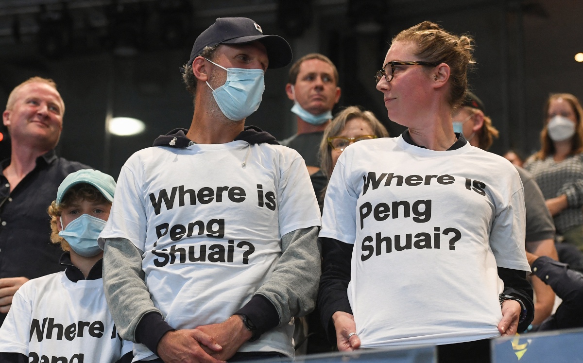 Regalan playeras de Peng Shuai previo a final femenil en Australia (AFP)