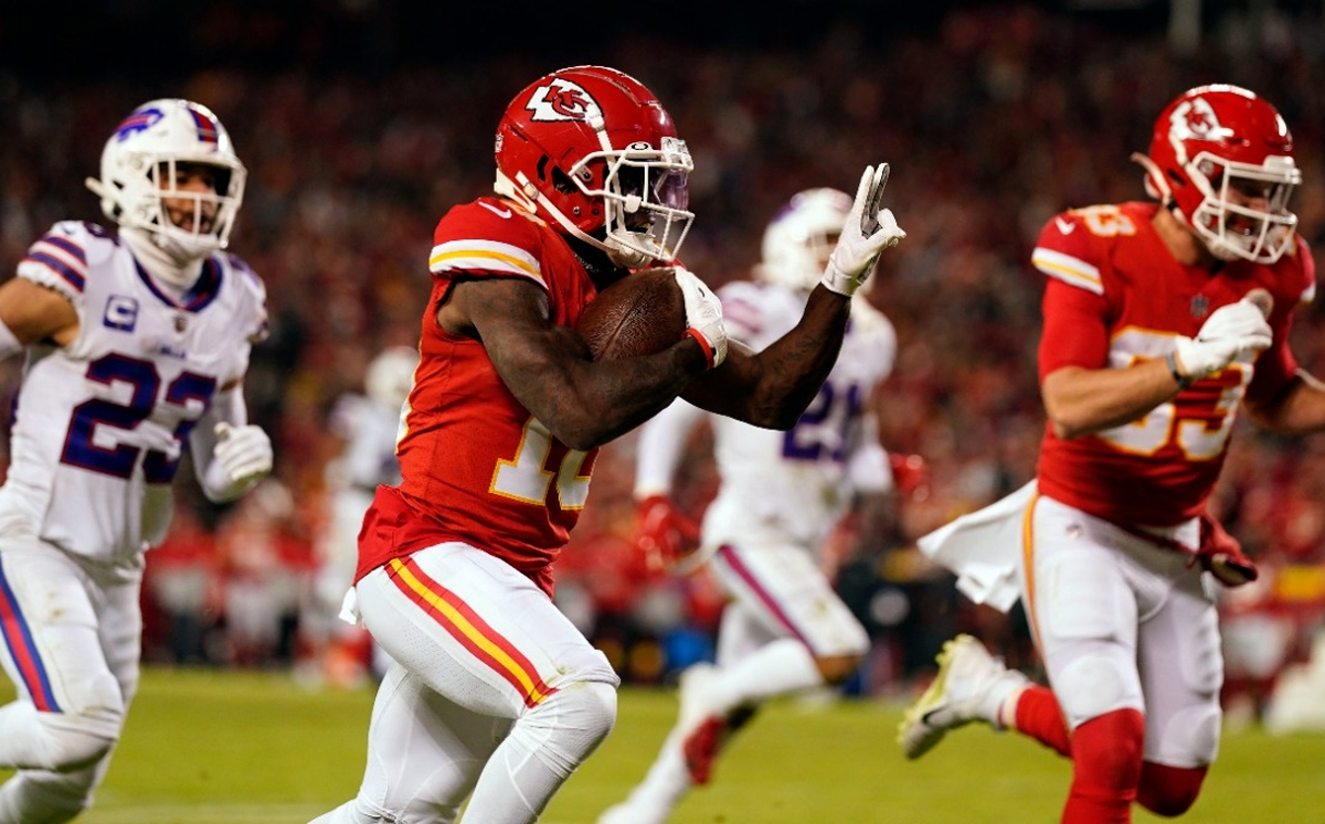 Tyrek Hill es multado por la NFL tras burlarse de rival en touchdown durante el Chiefs vs Bills (Reuters)