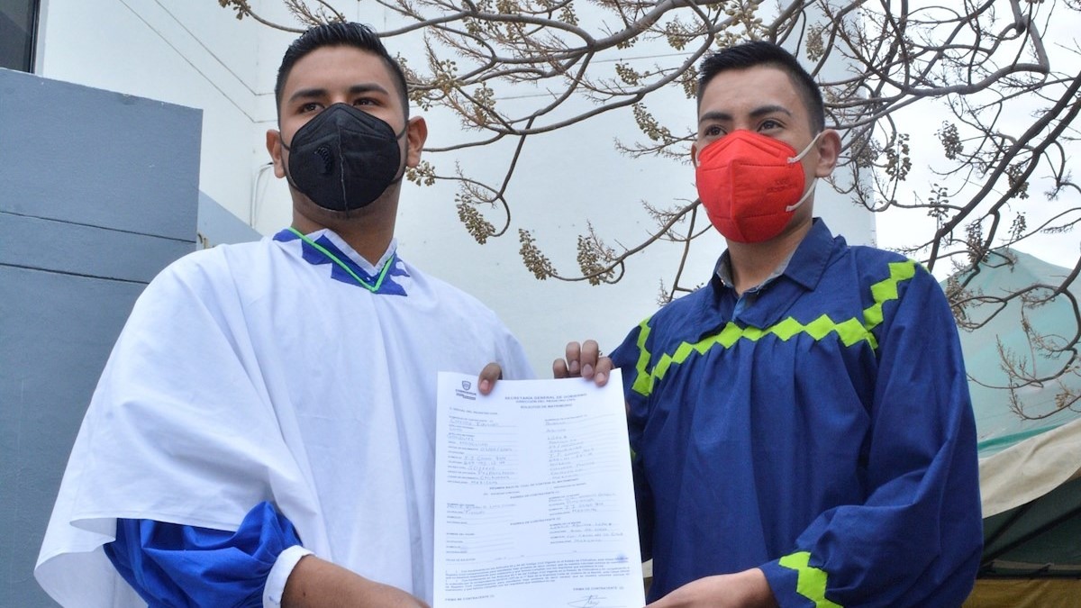 Carlos y Rogelio acudieron al Registro Civil para comenzar su matrimonio. (EFE)