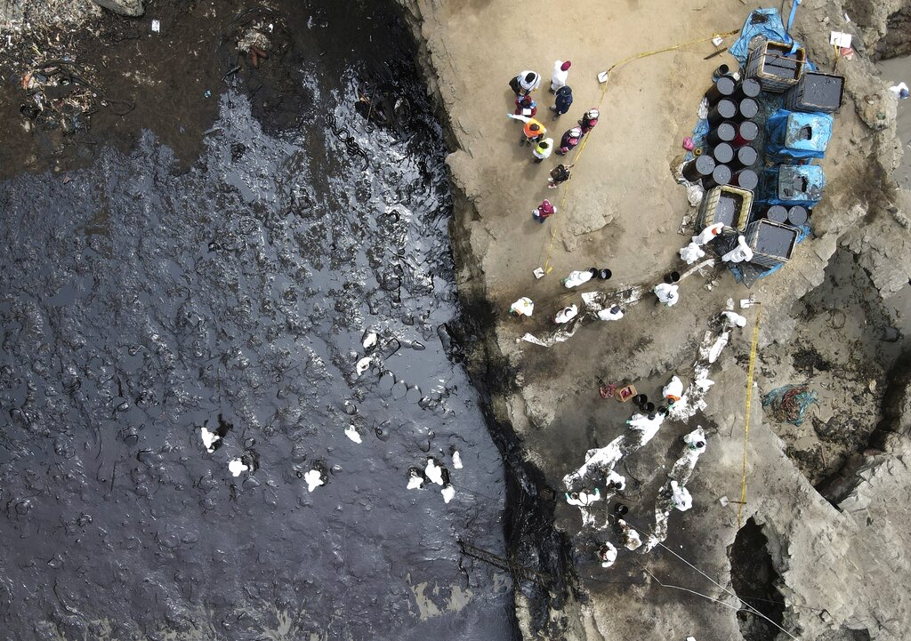 Varias playas de Perú resultaron afectadas por el derrame petrolero ocasionado en una refinería de Repsol. (AP)