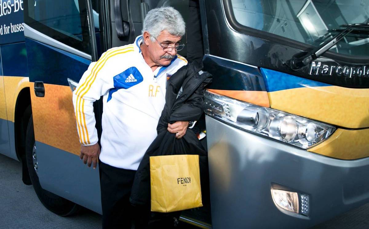 Ricardo Ferretti bajando de autobús de Tigres