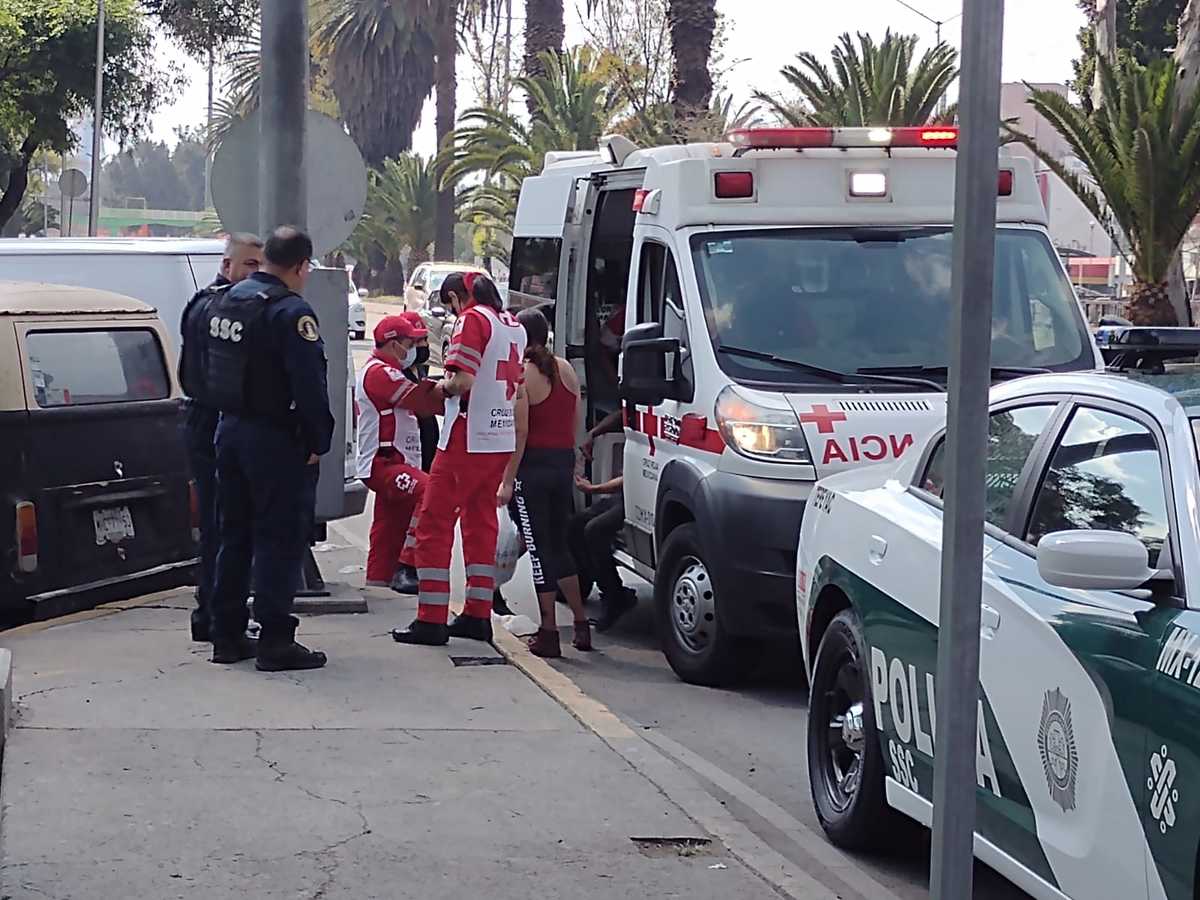 Vendedores del tianguis pidieron ayuda a la policía tras ver al hombre en el suelo. | César Velázquez