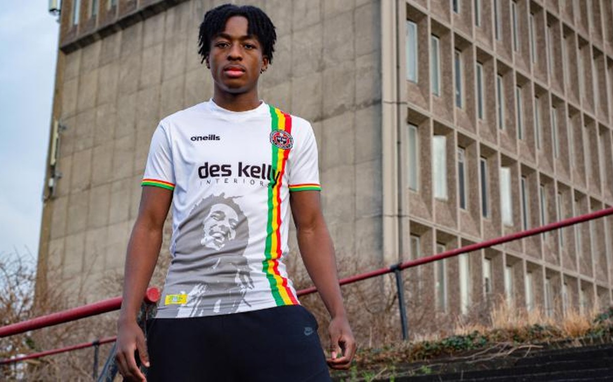Bob Marley y su último concierto, en un jersey de un club irlandés (Cortesía)