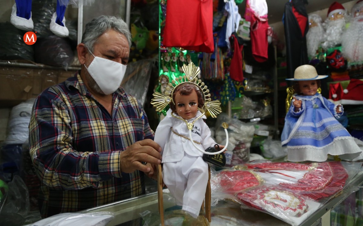 Buscan vestimenta de doctor para el Niño Dios. (Yazmín Sánchez)