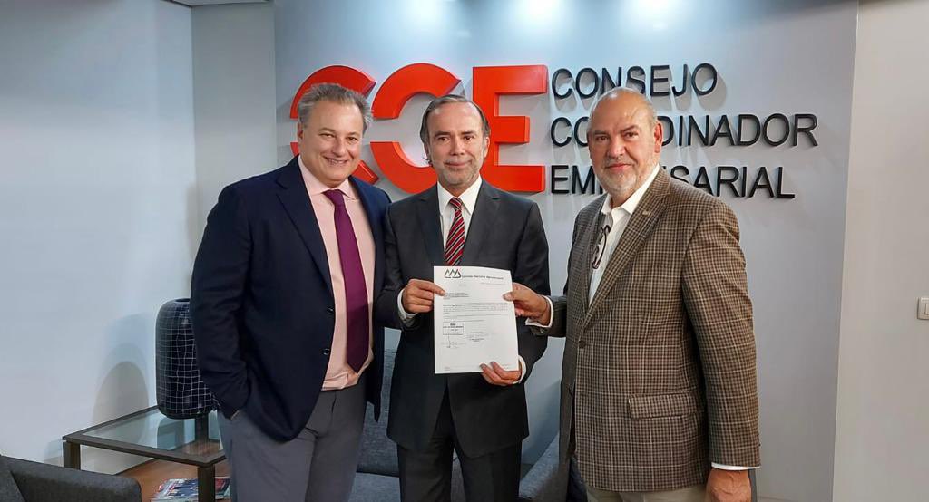 Francisco Cervantes y Bosco de la Vega durante su registro como candidatos. (Especial)