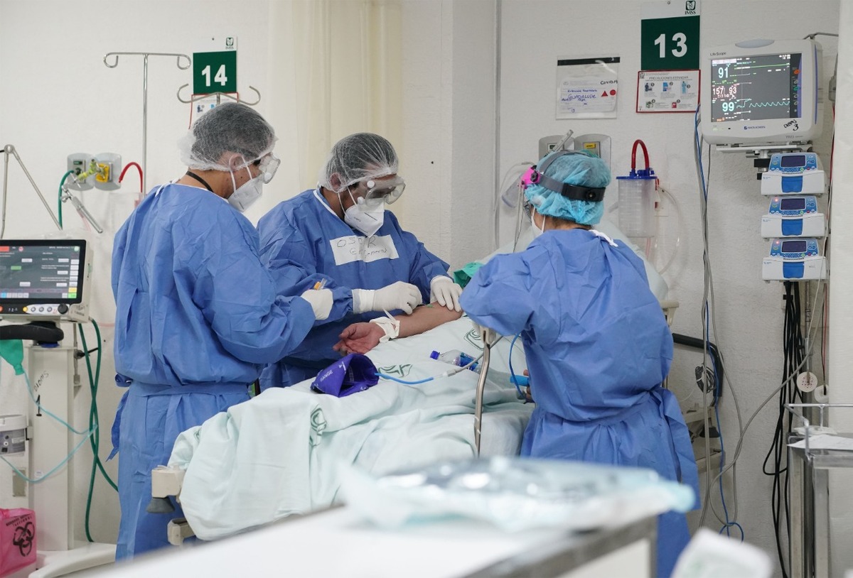 IMSS habilitó más de 9 mil camas y 183 hospitales para covid-19