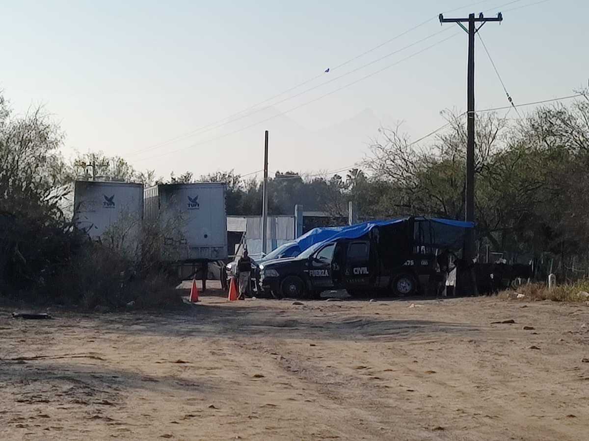 El inmueble ubicado frente al baldío, consistente en una casa y un taller de cajas de tráileres, a pocos metros del río Pesquería. Foto: Agustín Martí