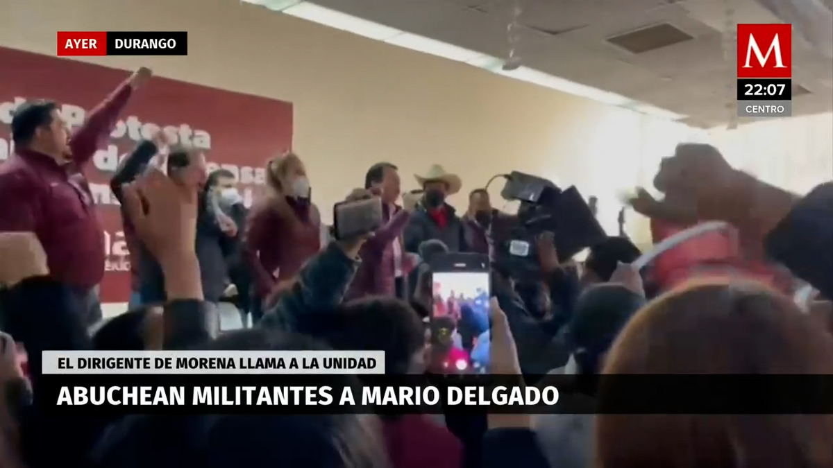Mario Delgado, abucheado, tras entrega de constancia a Marina Vitela