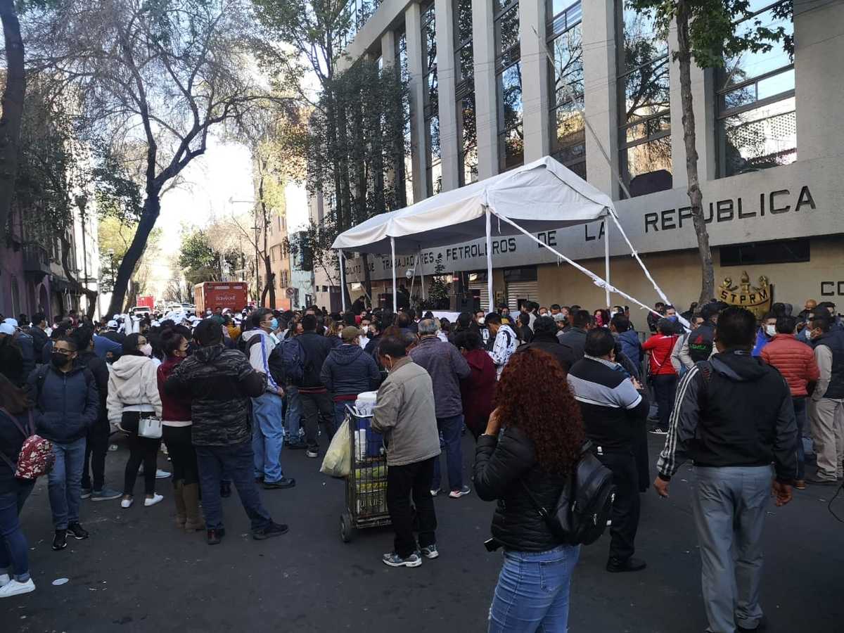 Se congregan petroleros, a pesar de recomendación de AMLO.