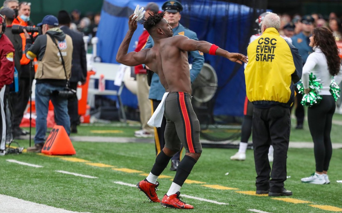 Subastan guante que Antonio Brown lanzó en su 'despedida' de Buccaneers (AP)