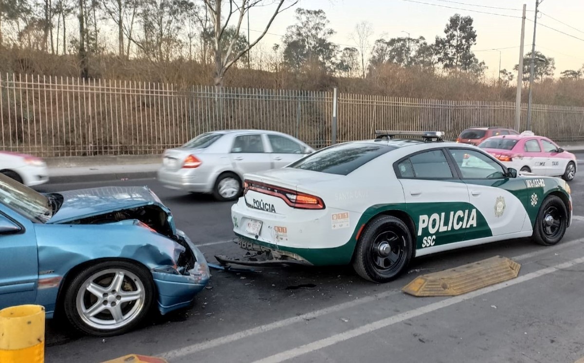Auto Choca Contra Patrulla De Cdmx En Iztapalapa Grupo Milenio