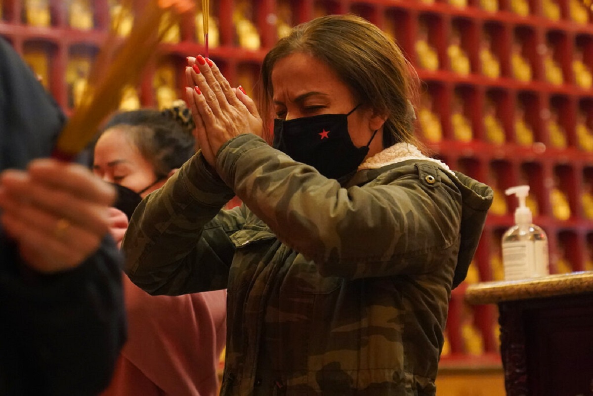 Los fieles rezan durante las celebraciones del Año Nuevo Lunar en Chinatown, LA. | Foto: AP