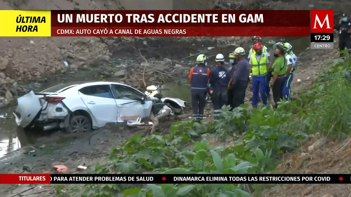 En la GAM, auto se vuelca y cae a canal de aguas negras