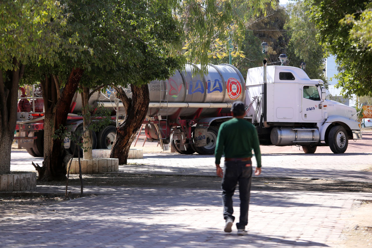 Grupo Lala les está otorgando una pipa de 27 mil litros de agua que extraen de su planta de tratamiento. | Mauricio Román