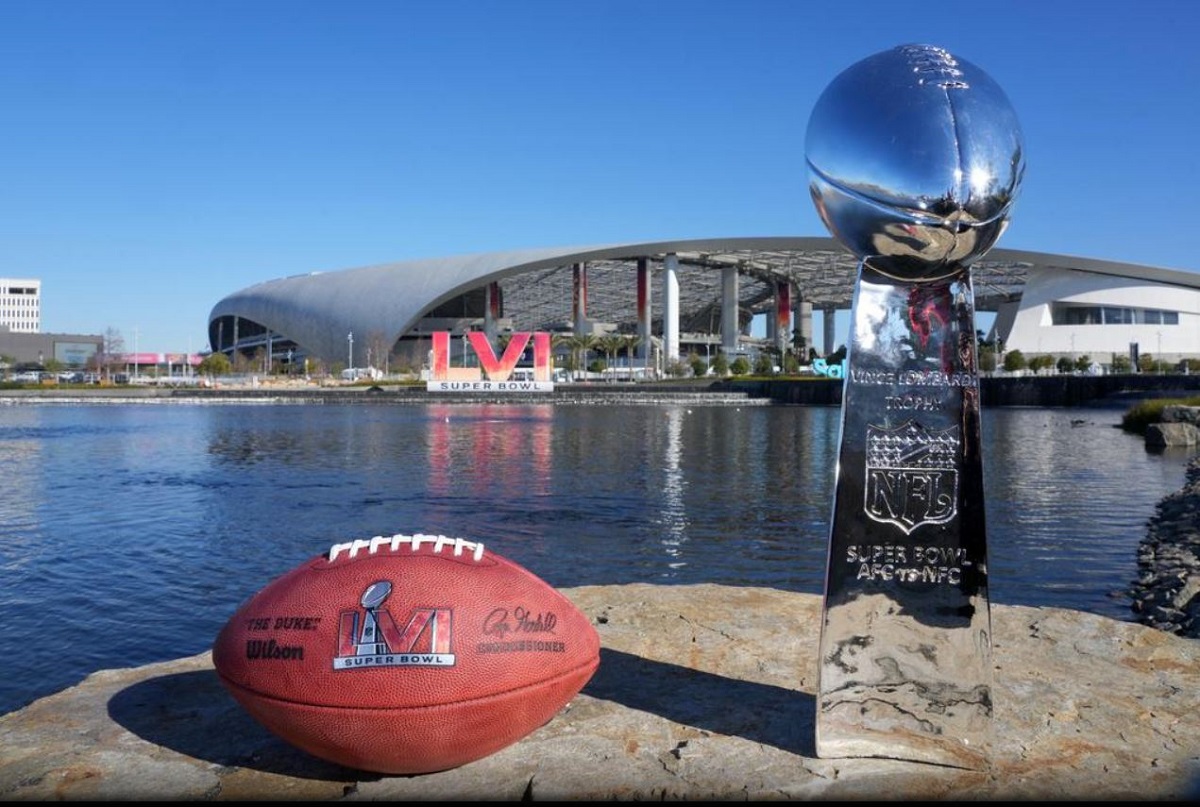 Trofeo Vince Lombardi y balón oficial de la NFL en el SoFi Stadium. | USA Today vía REUTERS