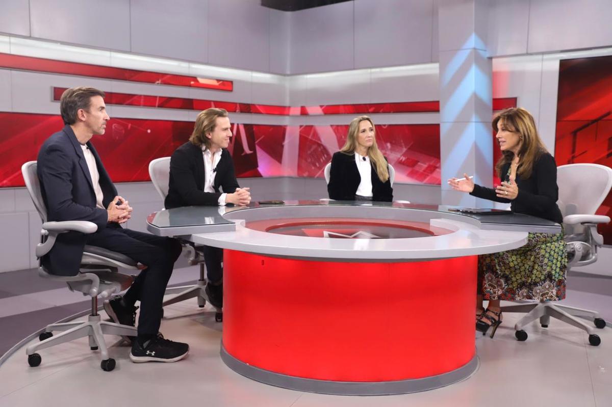 Hijos de Alejandra Cuevas durante la entrevista de su madre para Milenio Televisión. (Naomi Antonio)