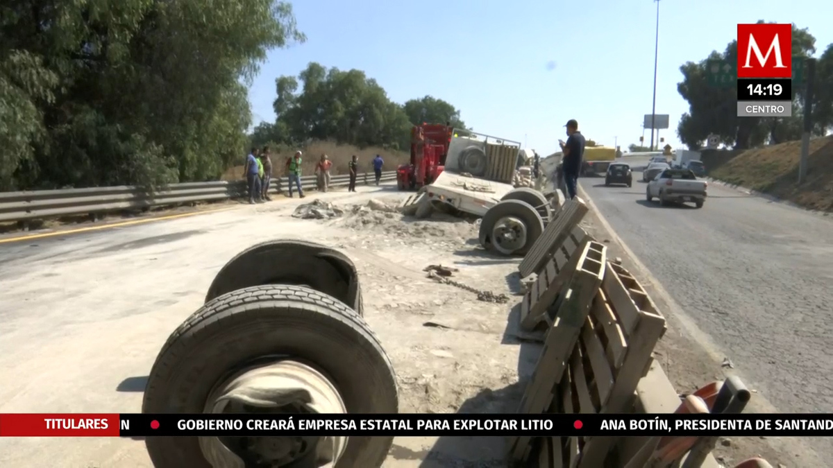 Volcadura de un tráiler de carga en el Estado de México
