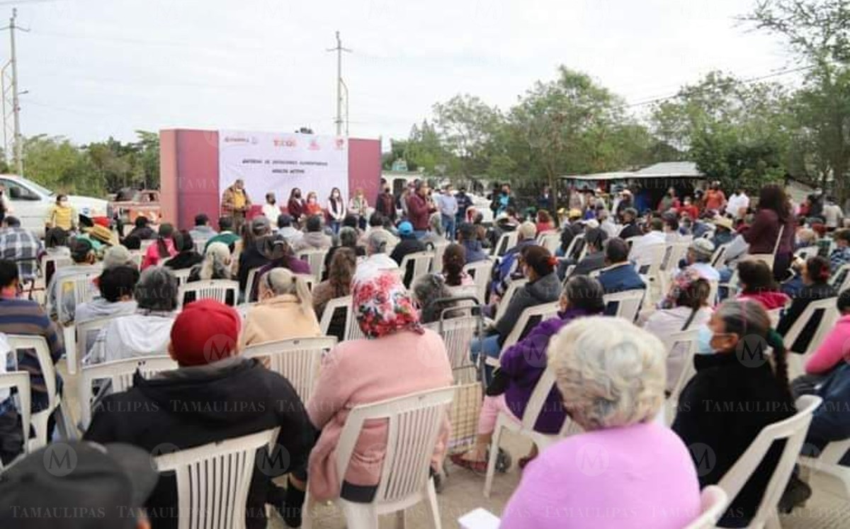 Abuelitos tuvieron que esperar 4 horas para recibir despensas. (Sandra Sosa)