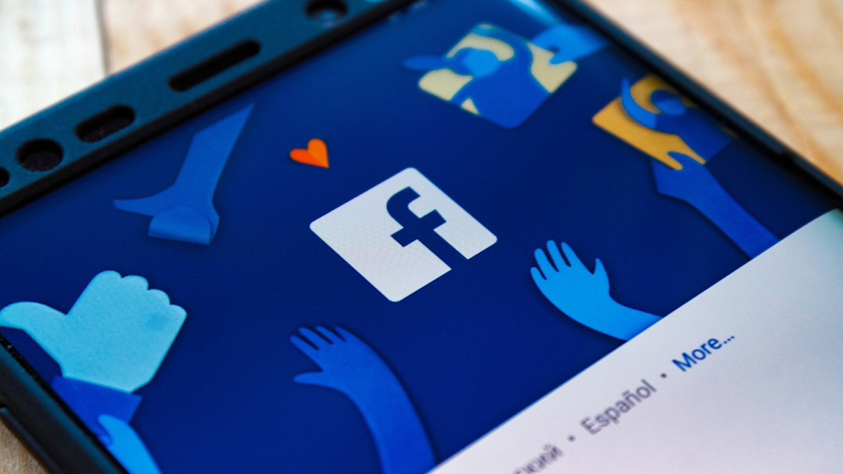 Acciones de Facebook se desploman 25% en Wall Street