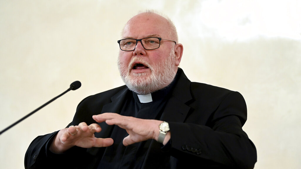 El cardenal Reinhard Marx, arzobispo de Múnich y Freising, durante una conferencia de prensa. (AP)