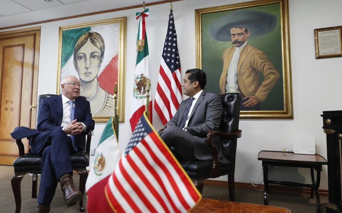 Ken Salazar se reunió con legisladores en la Cámara de Diputados.| Especial