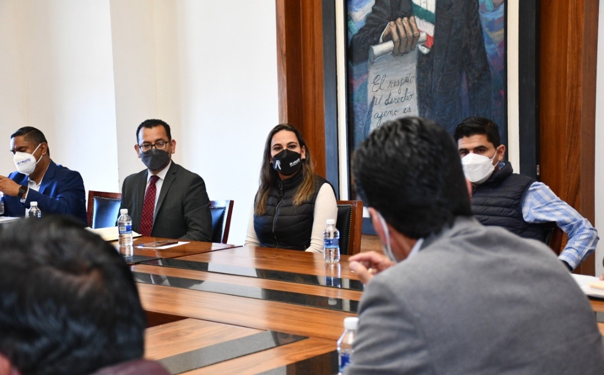 Lorena Alfaro, alcaldesa de Irapuato, se reunió con empresarios del transporte en el municipio.