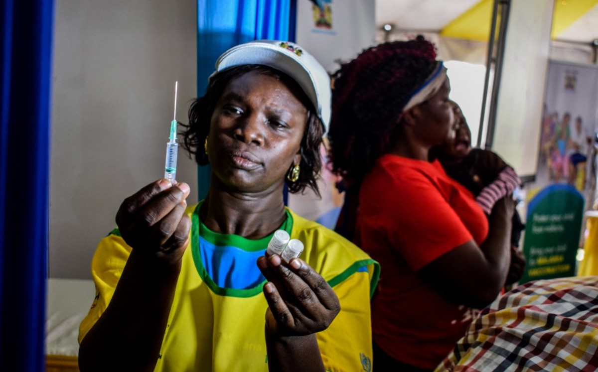 Lucy Akinyi vacuno a sus tres hijos. | AFP