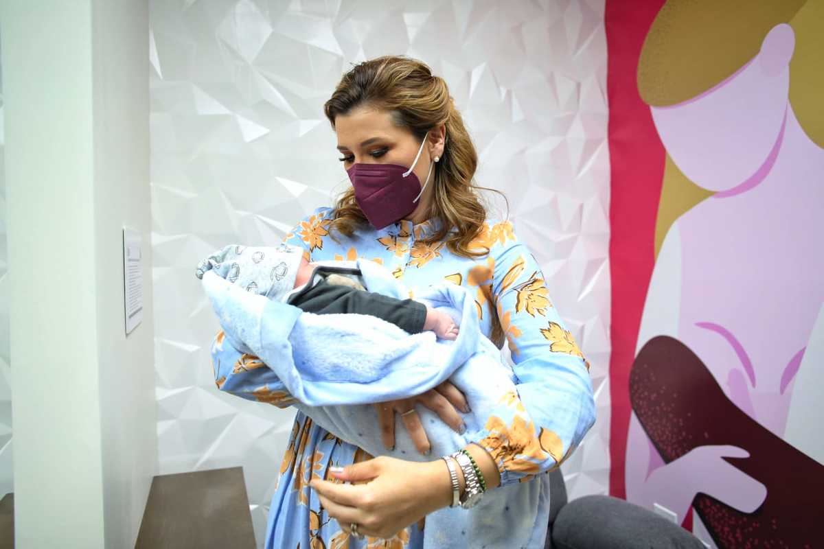 Marina del Pilar Avila Olmeda, junto a su hijo.
