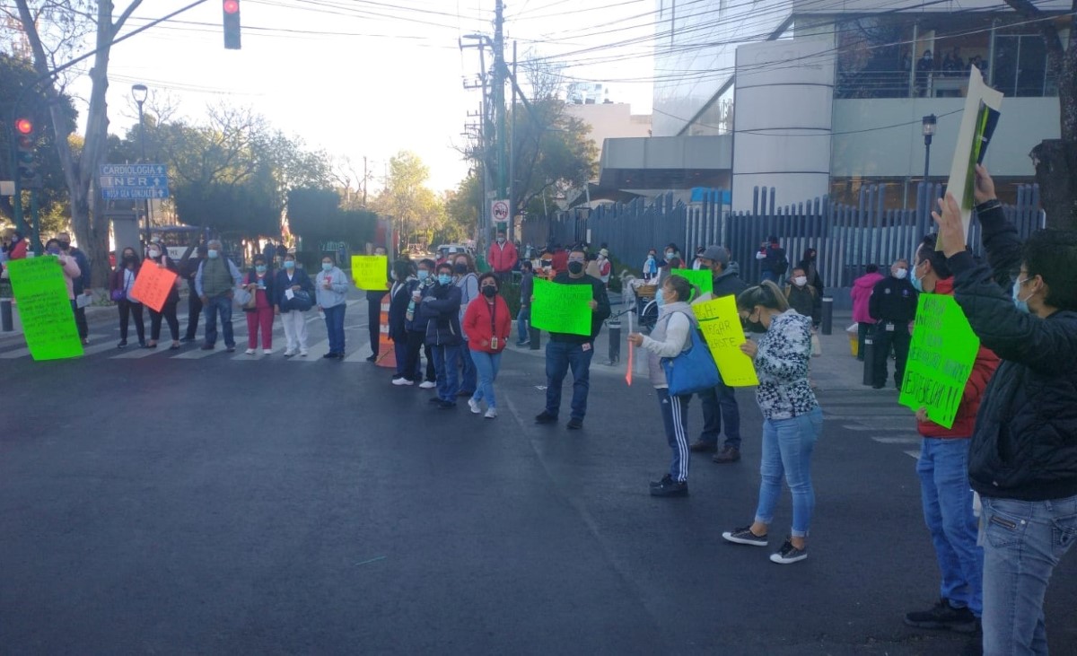 Los trabajadores de salud bloquearon por varios minutos Calzada de Tlalpan. | Carlos Tejeda