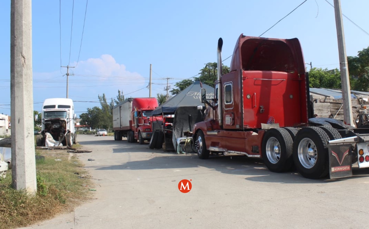 Tráileres ingresan a fraccionamientos en Altamira. (Anahy Meza)