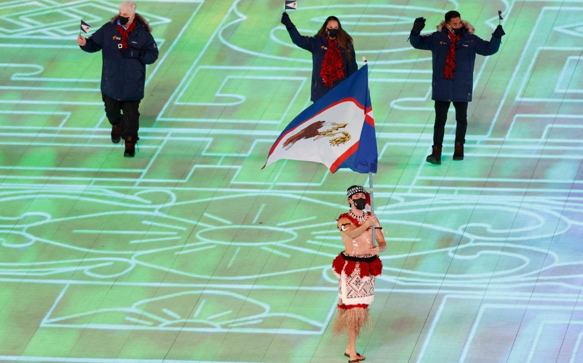 Abanderado de Samoa desfila con torso desnudo en temperaturas bajo cero en Beijing 2022 (Reuters)