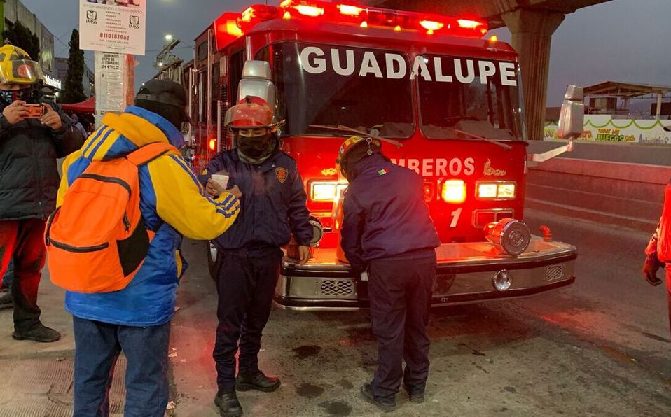 Bomberos Guadalupe entregan bebidas calientes ante bajas temperaturas. Foto: Especial.