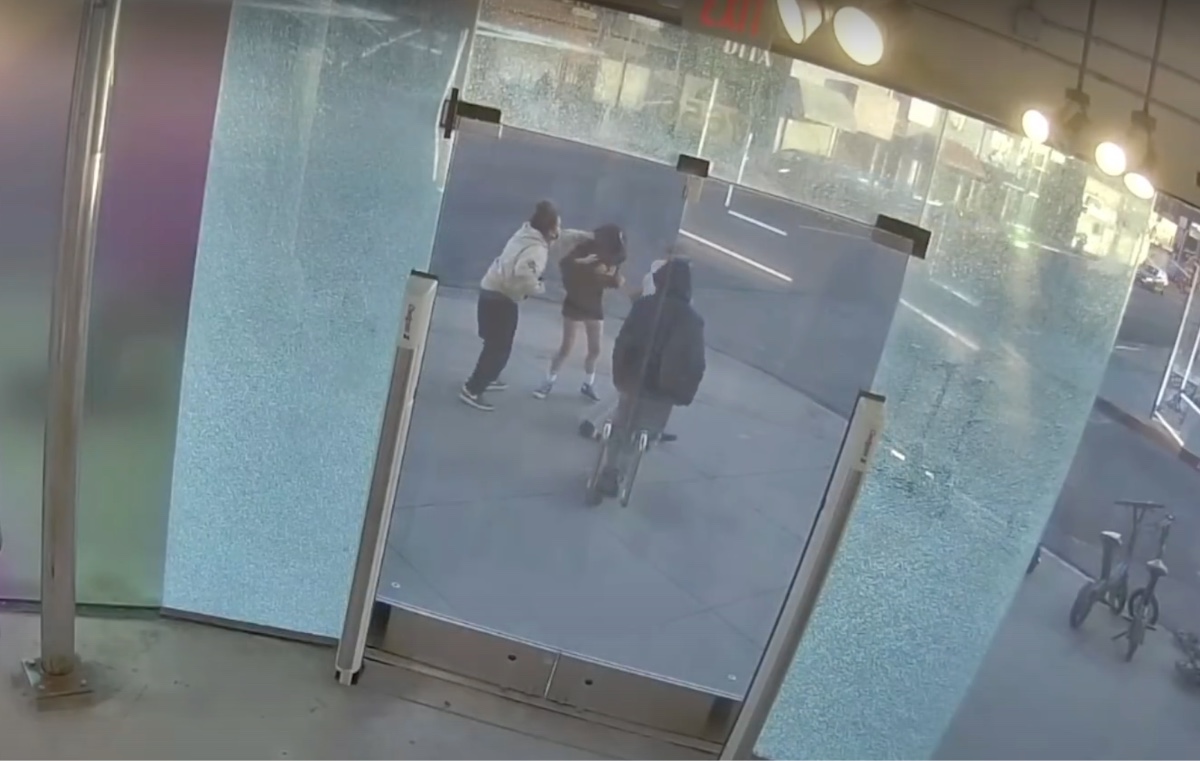 Captan en video robo de dos iPhones en Los Ángeles, California. / Foto vía LAPD.