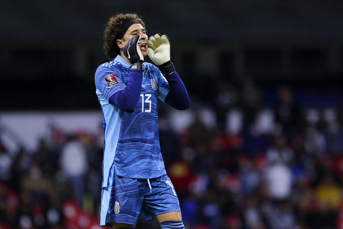 Así defendió Memo Ochoa a Diego Lainez de un jugador panameño (Imago7)