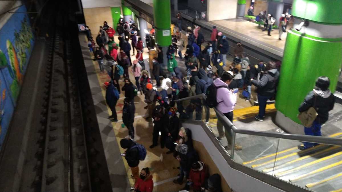 Falla en tren provoca retrasos en la Línea 2 del Metro. Foto: Cynthia Pardo.