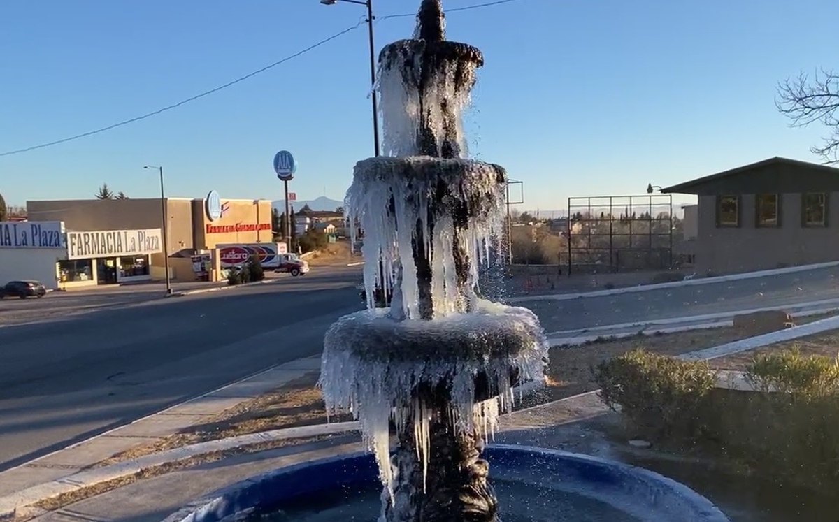 Algunas fuentes en Chihuahua se congelaron debido a las bajas temperaturas. (Especial)